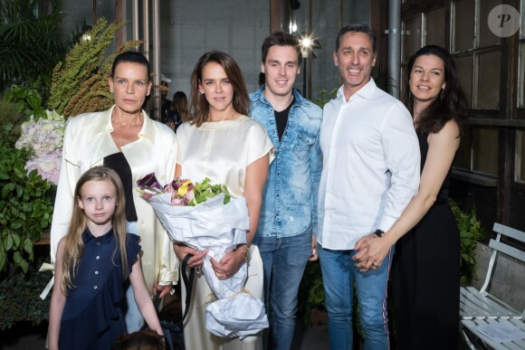Pauline Ducruet posant entourée de sa mère la princesse Stéphanie de Monaco, son frère Louis Ducruet, son père Daniel Ducruet avec sa femme Kelly et leur fille Linoué lors du défilé de la première collection de sa marque de vêtements Alter Designs, printemps-été 2020, à La Cartonnerie à Paris le 18 juin 2019. © Cyril Moreau/Bestimage