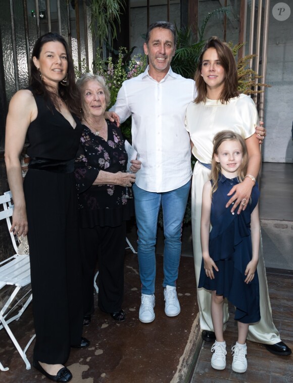 Pauline Ducruet posant avec son père Daniel Ducruet, sa femme Kelly-Marie Lancien, sa mère Maguy Ducruet et sa fille Linoué Ducruet lors du défilé de la première collection de la marque de vêtements de Pauline Ducruet, Alter Designs, printemps-été 2020, à La Cartonnerie à Paris le 18 juin 2019. © Cyril Moreau/Bestimage