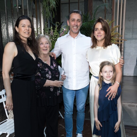 Pauline Ducruet posant avec son père Daniel Ducruet, sa femme Kelly-Marie Lancien, sa mère Maguy Ducruet et sa fille Linoué Ducruet lors du défilé de la première collection de la marque de vêtements de Pauline Ducruet, Alter Designs, printemps-été 2020, à La Cartonnerie à Paris le 18 juin 2019. © Cyril Moreau/Bestimage