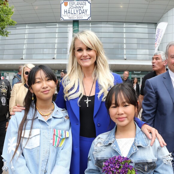 Laeticia Hallyday avec ses filles Joy et Jade - Laeticia Hallyday et ses filles Jade et Joy inaugurent une esplanade portant le nom de Johnny Hallyday située en face du Zénith de Toulouse, le 15 juin 2019, date hautement symbolique puisque le rockeur aurait eu 76 ans. © Dominique Jacovides/Bestimage