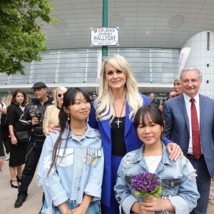 Laeticia Hallyday avec ses filles Joy et Jade - Laeticia Hallyday et ses filles Jade et Joy inaugurent une esplanade portant le nom de Johnny Hallyday située en face du Zénith de Toulouse, le 15 juin 2019, date hautement symbolique puisque le rockeur aurait eu 76 ans. © Dominique Jacovides/Bestimage