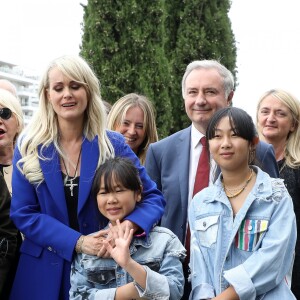 Laeticia Hallyday avec ses filles Joy et Jade, Jean-Luc Moudenc (Maire de Toulouse) - Laeticia Hallyday et ses filles Jade et Joy inaugurent une esplanade portant le nom de Johnny Hallyday située en face du Zénith de Toulouse, le 15 juin 2019, date hautement symbolique puisque le rockeur aurait eu 76 ans. © Dominique Jacovides/Bestimage