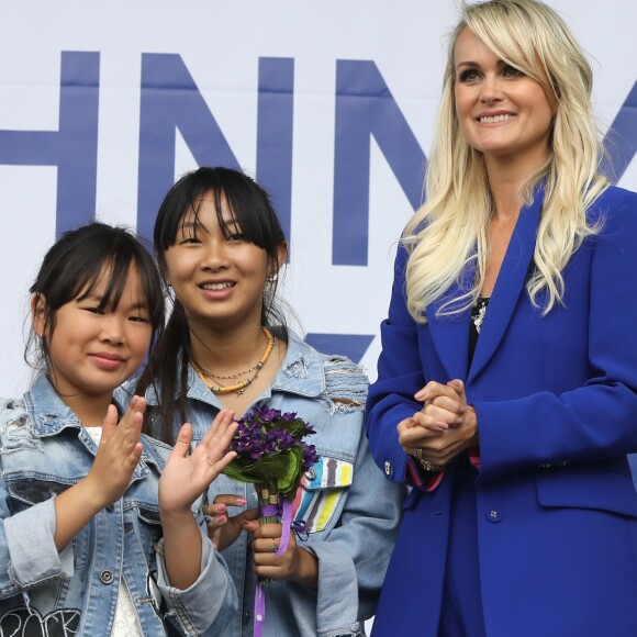 Laeticia Hallyday avec ses filles Joy et Jade - Laeticia Hallyday et ses filles Jade et Joy inaugurent une esplanade portant le nom de Johnny Hallyday située en face du Zénith de Toulouse, le 15 juin 2019, date hautement symbolique puisque le rockeur aurait eu 76 ans. © Dominique Jacovides/Bestimage