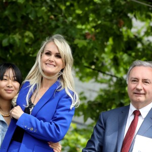 Laeticia Hallyday et ses filles Joy et Jade, Jean-Luc Moudenc (Maire de Toulouse) - Laeticia Hallyday et ses filles Jade et Joy inaugurent une esplanade portant le nom de Johnny Hallyday située en face du Zénith de Toulouse, le 15 juin 2019, date hautement symbolique puisque le rockeur aurait eu 76 ans. © Dominique Jacovides/Bestimage