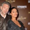 Exclusif - Vincent Cassel et sa femme Tina Kunakey lors de l'after-party Magnum du film "Les Misérables" et du film "Litigante" dans une villa lors du 72ème Festival International du Film de Cannes, France, le 15 mai 2019. Le 1er long-métrage de L.Ly, présenté en compétition au Festival de Cannes – Les Misérables (Le Pacte – Wild Bunch) – fait forte impression à la villa Magnum ! Membre du collectif Kourtrajmé, le réalisateur engagé L.Ly a démarré sa carrière en tournant des courts-métrages avec ses amis d'alors, notamment K.Chapiron et R.Gavras. Ont suivi plusieurs documentaires, tels que 365 jours à Clichy- Montfermeil, réalisé dans son quartier et consacré aux émeutes de 2005, puis le docu-fiction Go Fast Connection (2008) qui dénonçait le traitement médiatique de la banlieue. Très remarqué avec le documentaire À voix haute, coréalisé avec S.de Freitas et nominé au César 2018 de sa catégorie, L.Ly signe ici son premier long-métrage de fiction, Les Misérables, relecture élargie du court-métrage auquel il avait donné son nom, nominé au César 2018 et primé à Clermont-Ferrand l'année précédente. Pour ce film, Ly s'est entouré du même trio d'acteurs qui reprennent leurs rôles respectifs pour cette plus vaste aventure : D.Bonnard (prix des Lumières2017 de la Révélation pour Rester vertical), A.Manenti (L'Enkas, 9 doigts) et D.Zonga (C'est tout pour moi). L'histoire est centrée sur Stéphane (D.Bonnard), tout juste arrivé de Cherbourg qui intègre la brigade anticriminalité de Montfermeil, dans le 93. Il y fait la connaissance de ses nouveaux coéquipiers, Chris (A.Manenti) et Gwada (D.Zonga), deux "Bacqueux" d'expérience dont les méthodes frôlent parfois les limites. Il va alors rapidement découvrir les tensions entre les différents groupes du quartier. Tandis qu'ils se trouvent débordés lors d'une interpellation, un drone se met à filmer leurs moindres faits et gestes... C'est avec toute l'équipe de son film que le réalisateur est venu célébrer la présentation de son premier long-métrage à Cannes lors d'une soirée à la villa Magnum. © Veeren/Bestimage