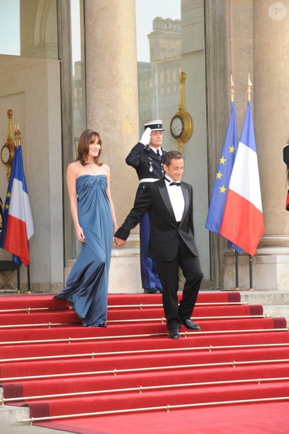 Carla Bruni et Nicolas Sarkozy reçoivent l'Emir du Qatar et son épouse à l'Elysée pour un dîner d'Etat. 22/06/09