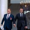 Elton John et Emmanuel Macron, président de la République - Après avoir remis la légion d'honneur à E.John, E.Macron lance en présence de la star la Fête de la Musique au Palais de l'Elysée. Pour l'occasion la cours est ouverte au public et des groupes de musique exclusivement féminins ont été invités. Un appel à la mobilisation internationale pour accroître les fonds de la lutte contre le sida, le paludisme et la tuberculose a également été lancé au cours de l'évènement. Paris, le 21 juin 2019. © Xavier Popy / Pool / Bestimage