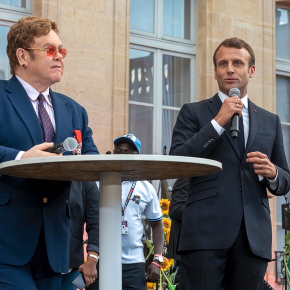Elton John et Emmanuel Macron, président de la République - Après avoir remis la légion d'honneur à E.John, E.Macron lance en présence de la star la Fête de la Musique au Palais de l'Elysée. Pour l'occasion la cours est ouverte au public et des groupes de musique exclusivement féminins ont été invités. Un appel à la mobilisation internationale pour accroître les fonds de la lutte contre le sida, le paludisme et la tuberculose a également été lancé au cours de l'évènement. Paris, le 21 juin 2019. © Xavier Popy / Pool / Bestimage
