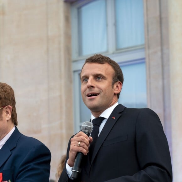 Elton John et Emmanuel Macron, président de la République - Après avoir remis la légion d'honneur à E.John, E.Macron lance en présence de la star la Fête de la Musique au Palais de l'Elysée. Pour l'occasion la cours est ouverte au public et des groupes de musique exclusivement féminins ont été invités. Un appel à la mobilisation internationale pour accroître les fonds de la lutte contre le sida, le paludisme et la tuberculose a également été lancé au cours de l'évènement. Paris, le 21 juin 2019. © Xavier Popy / Pool / Bestimage