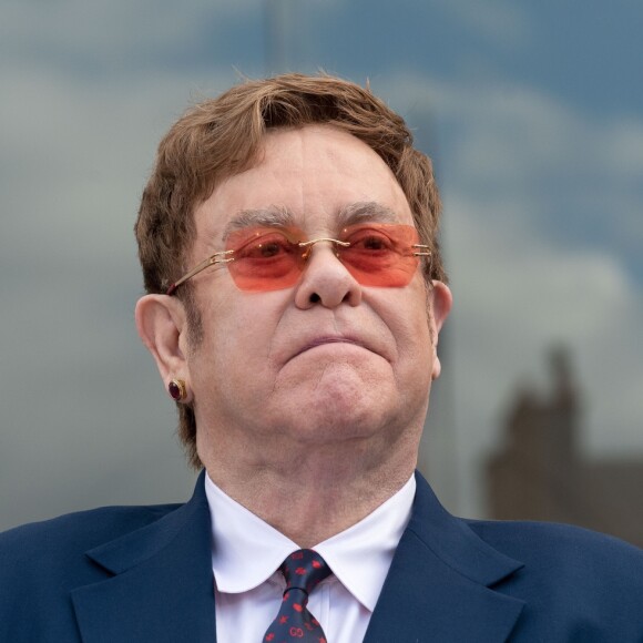 Elton John et Emmanuel Macron, président de la République - Après avoir remis la légion d'honneur à E.John, E.Macron lance en présence de la star la Fête de la Musique au Palais de l'Elysée. Pour l'occasion la cours est ouverte au public et des groupes de musique exclusivement féminins ont été invités. Un appel à la mobilisation internationale pour accroître les fonds de la lutte contre le sida, le paludisme et la tuberculose a également été lancé au cours de l'évènement. Paris, le 21 juin 2019. © Xavier Popy / Pool / Bestimage