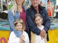 Didier Barbelivien : Rare sortie avec ses jumelles et sa jeune compagne