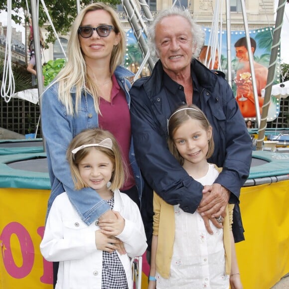 Didier Barbelivien, sa femme Laure et leurs filles Louise et Lola - Soirée d'inauguration de la 36ème Fête Foraine des Tuileries au Jardin des Tuileries à Paris. Le 21 juin 2019 © Marc Ausset-Lacroix / Bestimage