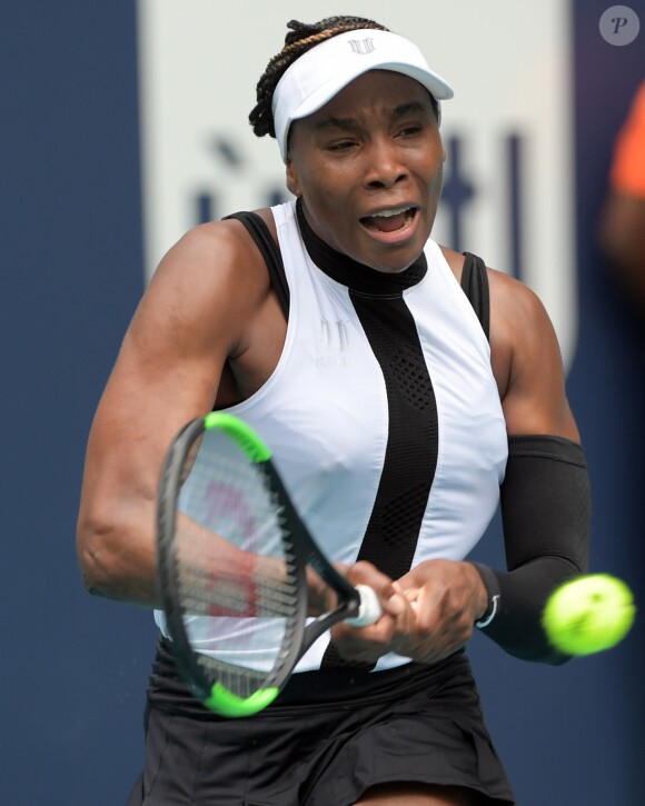 Venus Williams l'emporte face à Dalila Jakupovic (7/5 - 6/3) à l'Open de Miami au Hard Rock Stadium le 21 mars 2019