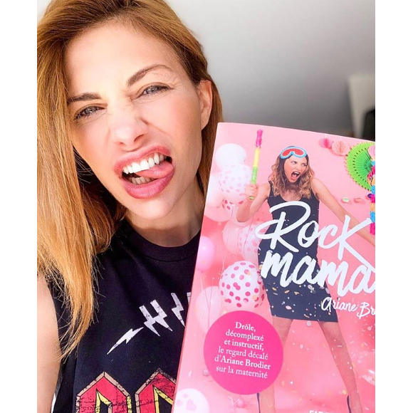 Ariane Brodier avec son livre "Rock Mama" en main, sur Instagram, le 24 juin 2019