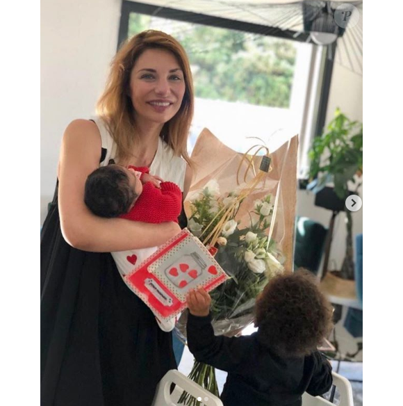Ariane Brodier souriante, près de ses enfants - Instagram, le 26 mai 2019