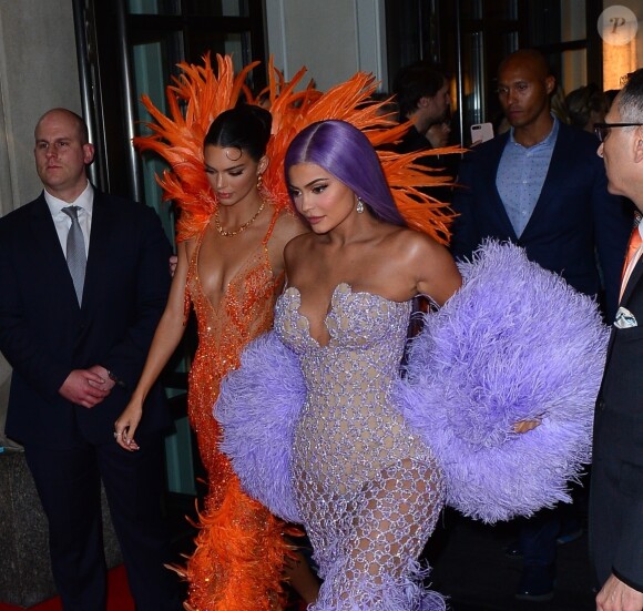 Kendall Jenner et sa soeur Kylie Jenner à la sortie de l'hôtel "The Mark" pour se rendre à la 71ème édition du MET Gala (Met Ball, Costume Institute Benefit) sur le thème "Camp: Notes on Fashion" au Metropolitan Museum, le 6 mai 2019