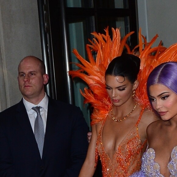 Kendall Jenner et sa soeur Kylie Jenner à la sortie de l'hôtel "The Mark" pour se rendre à la 71ème édition du MET Gala (Met Ball, Costume Institute Benefit) sur le thème "Camp: Notes on Fashion" au Metropolitan Museum, le 6 mai 2019