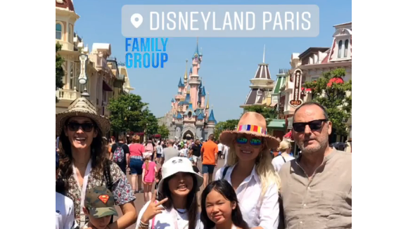 Laeticia Hallyday s'éclate à Disneyland avec Jade, Joy et leur parrain Jean Reno