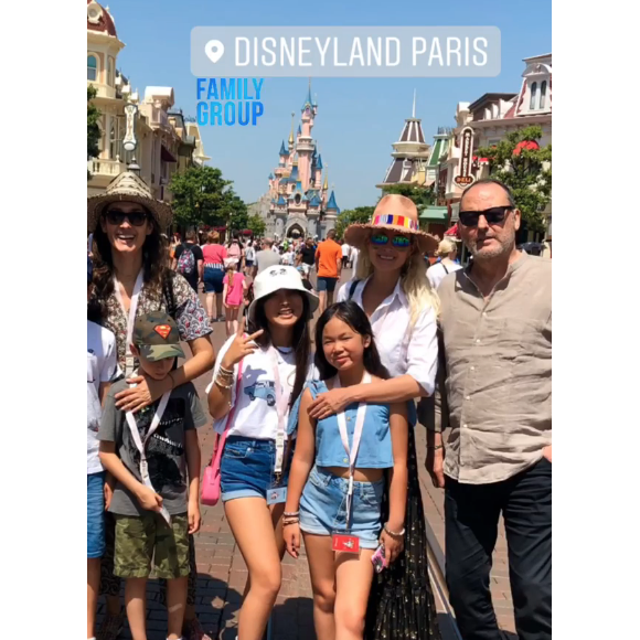 Laeticia Hallyday et ses filles à Disneyland, le 26 juin 2019. Jean Reno, le parrain de Jade et Joy, était également présent.