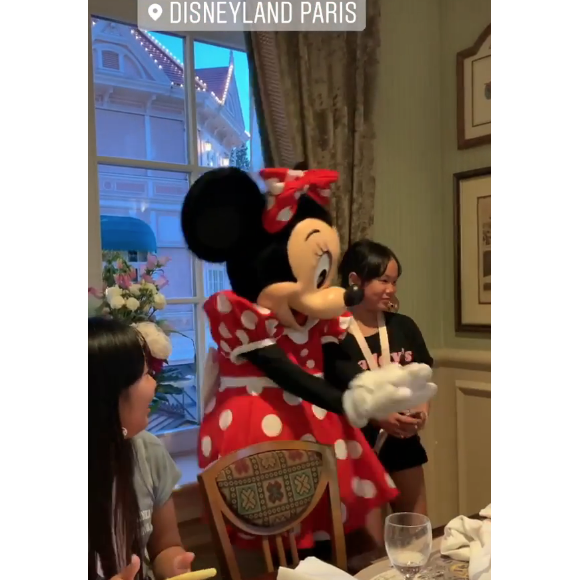 Laeticia Hallyday et ses filles à Disneyland, le 26 juin 2019. Jean Reno, le parrain de Jade et Joy, était également présent.