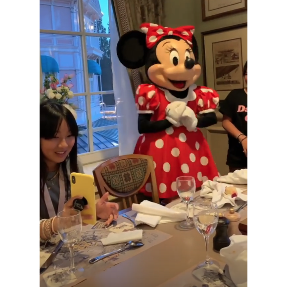 Laeticia Hallyday et ses filles à Disneyland, le 26 juin 2019. Jean Reno, le parrain de Jade et Joy, était également présent.