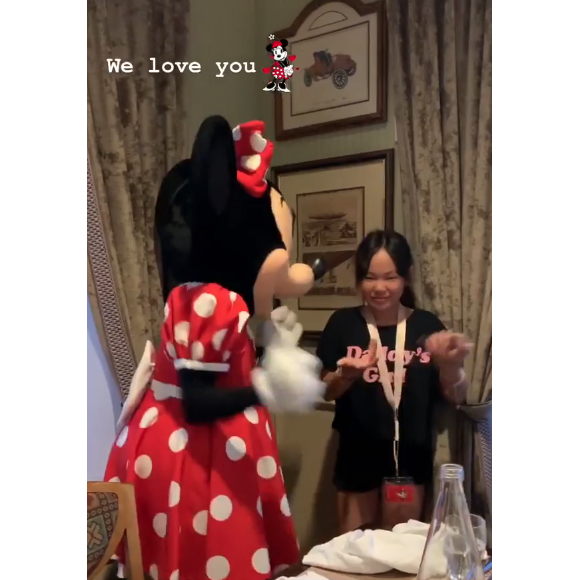 Laeticia Hallyday et ses filles à Disneyland, le 26 juin 2019. Jean Reno, le parrain de Jade et Joy, était également présent.