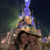 Laeticia Hallyday et ses filles à Disneyland, le 26 juin 2019. Jean Reno, le parrain de Jade et Joy, était également présent.