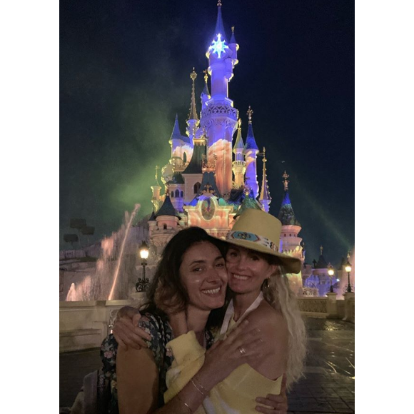 Laeticia Hallyday et ses filles à Disneyland, le 26 juin 2019. Jean Reno, le parrain de Jade et Joy, était également présent.