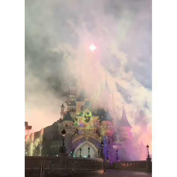 Laeticia Hallyday et ses filles à Disneyland, le 26 juin 2019. Jean Reno, le parrain de Jade et Joy, était également présent.