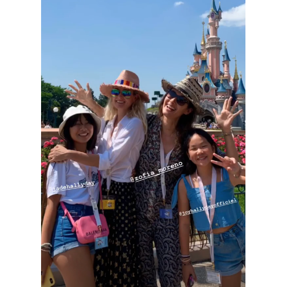 Laeticia Hallyday, Jade et Joy à Disneyland, le 26 juin 2019.