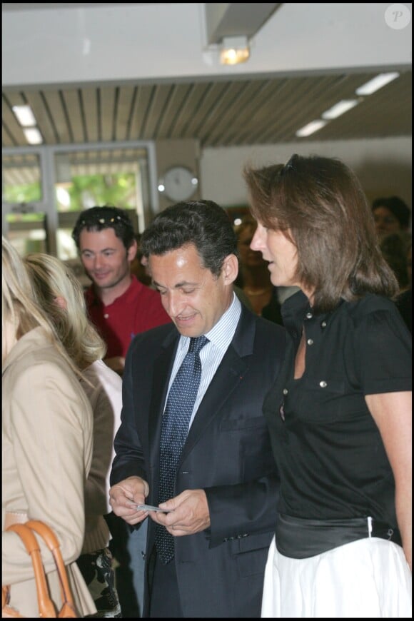 Nicolas Sarkozy et Cécilia Attias votent à Neuilly-sur-Seine, le 22 avril 2007.