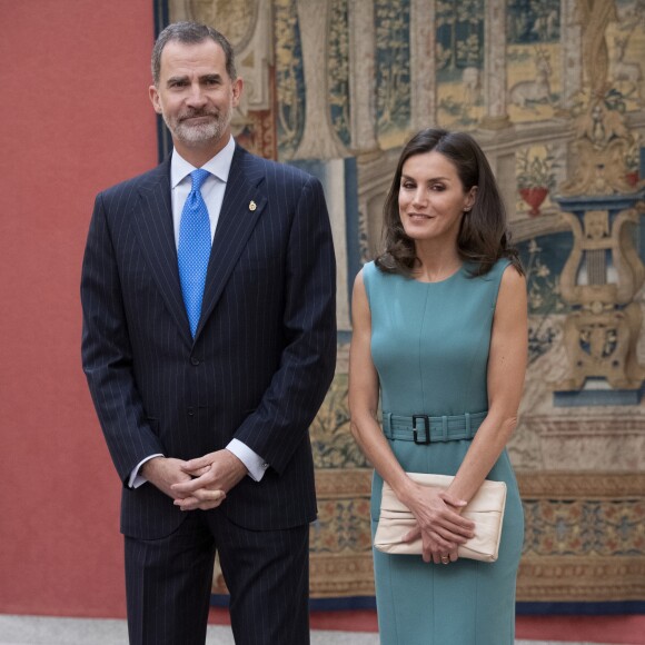 Le roi Felipe VI et la reine Letizia (robe Hugo Boss) d'Espagne au palais royal du Pardo à Madrid le 26 juin 2019 lors de l'assemblée générale des patronages de la Fondation Princesse des Asturies. Le couple royal a évoqué la première participation de la princesse Leonor des Asturies à la cérémonie des prix Princesse des Asturies au mois d'octobre.