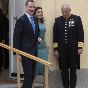 Le roi Felipe VI et la reine Letizia (robe Hugo Boss) d'Espagne au palais royal du Pardo à Madrid le 26 juin 2019 lors de l'assemblée générale des patronages de la Fondation Princesse des Asturies. Le couple royal a évoqué la première participation de la princesse Leonor des Asturies à la cérémonie des prix Princesse des Asturies au mois d'octobre.