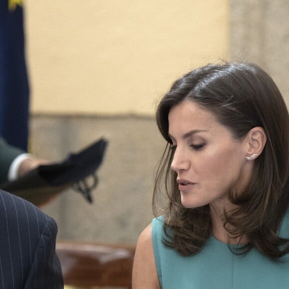 Le roi Felipe VI et la reine Letizia (robe Hugo Boss) d'Espagne au palais royal du Pardo à Madrid le 26 juin 2019 lors de l'assemblée générale des patronages de la Fondation Princesse des Asturies. Le couple royal a évoqué la première participation de la princesse Leonor des Asturies à la cérémonie des prix Princesse des Asturies au mois d'octobre.