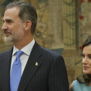 Le roi Felipe VI et la reine Letizia (robe Hugo Boss) d'Espagne au palais royal du Pardo à Madrid le 26 juin 2019 lors de l'assemblée générale des patronages de la Fondation Princesse des Asturies. Le couple royal a évoqué la première participation de la princesse Leonor des Asturies à la cérémonie des prix Princesse des Asturies au mois d'octobre.