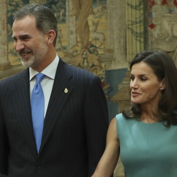 Le roi Felipe VI et la reine Letizia (robe Hugo Boss) d'Espagne au palais royal du Pardo à Madrid le 26 juin 2019 lors de l'assemblée générale des patronages de la Fondation Princesse des Asturies. Le couple royal a évoqué la première participation de la princesse Leonor des Asturies à la cérémonie des prix Princesse des Asturies au mois d'octobre.