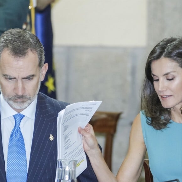 Le roi Felipe VI et la reine Letizia (robe Hugo Boss) d'Espagne au palais royal du Pardo à Madrid le 26 juin 2019 lors de l'assemblée générale des patronages de la Fondation Princesse des Asturies. Le couple royal a évoqué la première participation de la princesse Leonor des Asturies à la cérémonie des prix Princesse des Asturies au mois d'octobre.