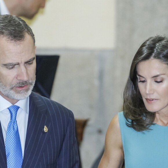 Le roi Felipe VI et la reine Letizia (robe Hugo Boss) d'Espagne au palais royal du Pardo à Madrid le 26 juin 2019 lors de l'assemblée générale des patronages de la Fondation Princesse des Asturies. Le couple royal a évoqué la première participation de la princesse Leonor des Asturies à la cérémonie des prix Princesse des Asturies au mois d'octobre.