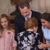 Leonoe et Sofia d'Espagne se sont montrées très prévenantes avec Clotilde, 107 ans, doyenne des personnes décorées de l'ordre du Mérite espganol. Le roi Felipe VI et la reine Letizia d'Espagne, accompagnés de leurs filles la princesse Leonor des Asturies et l'infante Sofia, assistaient le 19 juin 2019 au palais royal à Madrid à la cérémonie de remise des décorations de l'ordre du Mérite espagnol.