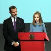 La princesse Leonor des Asturies a prononcé le jour de son 13e anniversaire, couvée du regard par son père le roi Felipe VI d'Espagne, sa mère la reine Letizia et sa soeur l'infante Sofia, son premier discours en acte officiel le 31 octobre 2018 à l'occasion du 40e anniversaire de la Constitution espagnole, célébré à l'Institut Cervantes à Madrid.