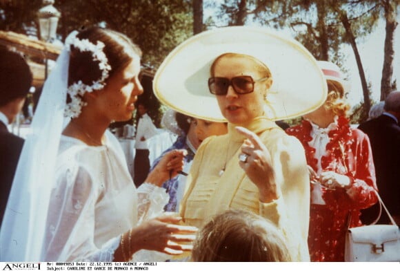 Mariage de la princesse Caroline de Monaco avec Philippe Junot, ici avec sa mère Grace de Monaco, en 1978.