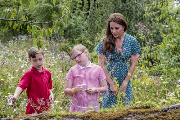 Catherine (Kate) Middleton, duchesse de Cambridge, invite les enfants du centre Anna Freud, de l'hôpital Evelina pour enfants, de Action for Children et de Place2Be à se joindre à elle pour un pique-nique suivi d'une chasse au trésor et une identification d'insectes. Dans le cadre de son programme pour inciter les familles et les communautés à passer du temps en plein air, le jardin RHS Back to Nature de la Duchesse de Cambridge sera transféré au festival RHS Garden Garden Festival. Londres, le 1er juillet 2019.