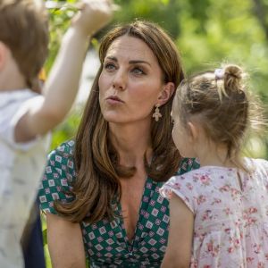 Catherine (Kate) Middleton, duchesse de Cambridge, invite les enfants du centre Anna Freud, de l'hôpital Evelina pour enfants, de Action for Children et de Place2Be à se joindre à elle pour un pique-nique suivi d'une chasse au trésor et une identification d'insectes. Dans le cadre de son programme pour inciter les familles et les communautés à passer du temps en plein air, le jardin RHS Back to Nature de la Duchesse de Cambridge sera transféré au festival RHS Garden Garden Festival. Londres, le 1er juillet 2019.