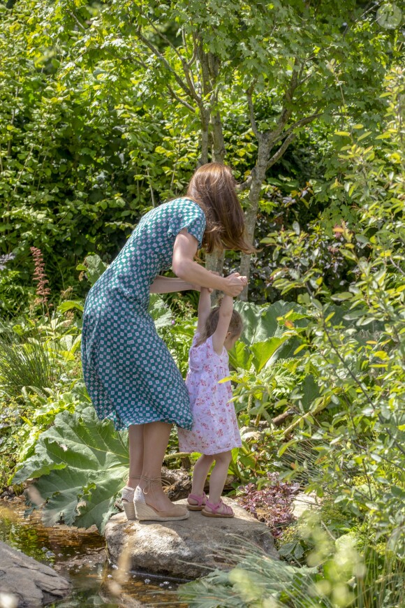 Catherine (Kate) Middleton, duchesse de Cambridge, invite les enfants du centre Anna Freud, de l'hôpital Evelina pour enfants, de Action for Children et de Place2Be à se joindre à elle pour un pique-nique suivi d'une chasse au trésor et une identification d'insectes. Dans le cadre de son programme pour inciter les familles et les communautés à passer du temps en plein air, le jardin RHS Back to Nature de la Duchesse de Cambridge sera transféré au festival RHS Garden Garden Festival. Londres, le 1er juillet 2019.