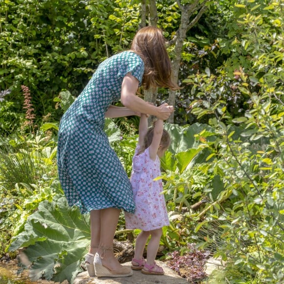 Catherine (Kate) Middleton, duchesse de Cambridge, invite les enfants du centre Anna Freud, de l'hôpital Evelina pour enfants, de Action for Children et de Place2Be à se joindre à elle pour un pique-nique suivi d'une chasse au trésor et une identification d'insectes. Dans le cadre de son programme pour inciter les familles et les communautés à passer du temps en plein air, le jardin RHS Back to Nature de la Duchesse de Cambridge sera transféré au festival RHS Garden Garden Festival. Londres, le 1er juillet 2019.