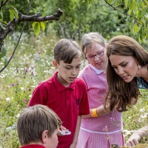 Catherine (Kate) Middleton, duchesse de Cambridge, invite les enfants du centre Anna Freud, de l'hôpital Evelina pour enfants, de Action for Children et de Place2Be à se joindre à elle pour un pique-nique suivi d'une chasse au trésor et une identification d'insectes. Dans le cadre de son programme pour inciter les familles et les communautés à passer du temps en plein air, le jardin RHS Back to Nature de la Duchesse de Cambridge sera transféré au festival RHS Garden Garden Festival. Londres, le 1er juillet 2019.