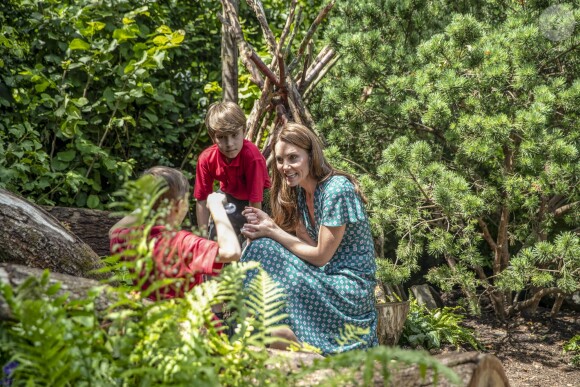 Catherine (Kate) Middleton, duchesse de Cambridge, invite les enfants du centre Anna Freud, de l'hôpital Evelina pour enfants, de Action for Children et de Place2Be à se joindre à elle pour un pique-nique suivi d'une chasse au trésor et une identification d'insectes. Dans le cadre de son programme pour inciter les familles et les communautés à passer du temps en plein air, le jardin RHS Back to Nature de la Duchesse de Cambridge sera transféré au festival RHS Garden Garden Festival. Londres, le 1er juillet 2019.