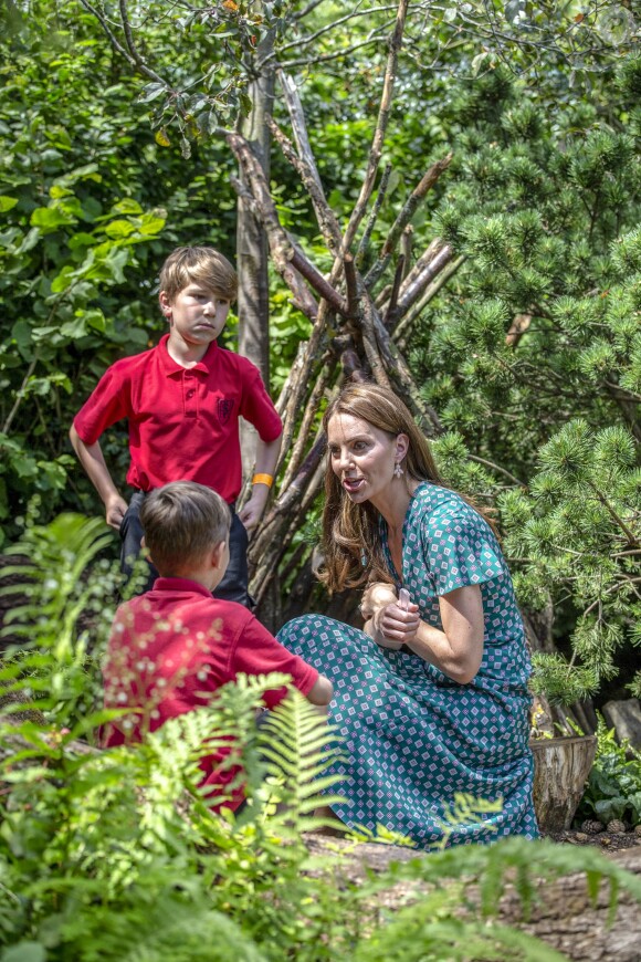 Catherine (Kate) Middleton, duchesse de Cambridge, invite les enfants du centre Anna Freud, de l'hôpital Evelina pour enfants, de Action for Children et de Place2Be à se joindre à elle pour un pique-nique suivi d'une chasse au trésor et une identification d'insectes. Dans le cadre de son programme pour inciter les familles et les communautés à passer du temps en plein air, le jardin RHS Back to Nature de la Duchesse de Cambridge sera transféré au festival RHS Garden Garden Festival. Londres, le 1er juillet 2019.