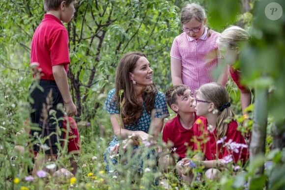 Catherine (Kate) Middleton, duchesse de Cambridge, invite les enfants du centre Anna Freud, de l'hôpital Evelina pour enfants, de Action for Children et de Place2Be à se joindre à elle pour un pique-nique suivi d'une chasse au trésor et une identification d'insectes. Dans le cadre de son programme pour inciter les familles et les communautés à passer du temps en plein air, le jardin RHS Back to Nature de la Duchesse de Cambridge sera transféré au festival RHS Garden Garden Festival. Londres, le 1er juillet 2019.