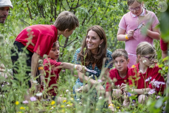 Catherine (Kate) Middleton, duchesse de Cambridge, invite les enfants du centre Anna Freud, de l'hôpital Evelina pour enfants, de Action for Children et de Place2Be à se joindre à elle pour un pique-nique suivi d'une chasse au trésor et une identification d'insectes. Dans le cadre de son programme pour inciter les familles et les communautés à passer du temps en plein air, le jardin RHS Back to Nature de la Duchesse de Cambridge sera transféré au festival RHS Garden Garden Festival. Londres, le 1er juillet 2019.
